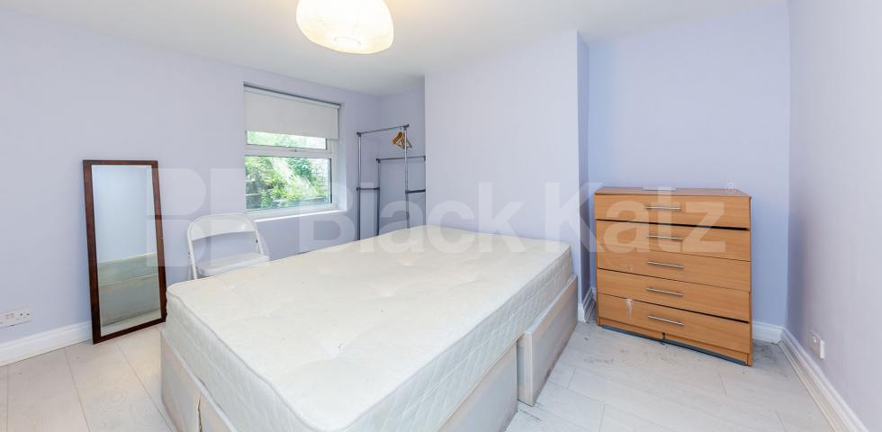 			GOOD FOR 4 SHARERS!, 3 Bedroom, 1 bath, 1 reception Apartment			 Newington Green Road, NEWINGTON GREEN-CANONBURY