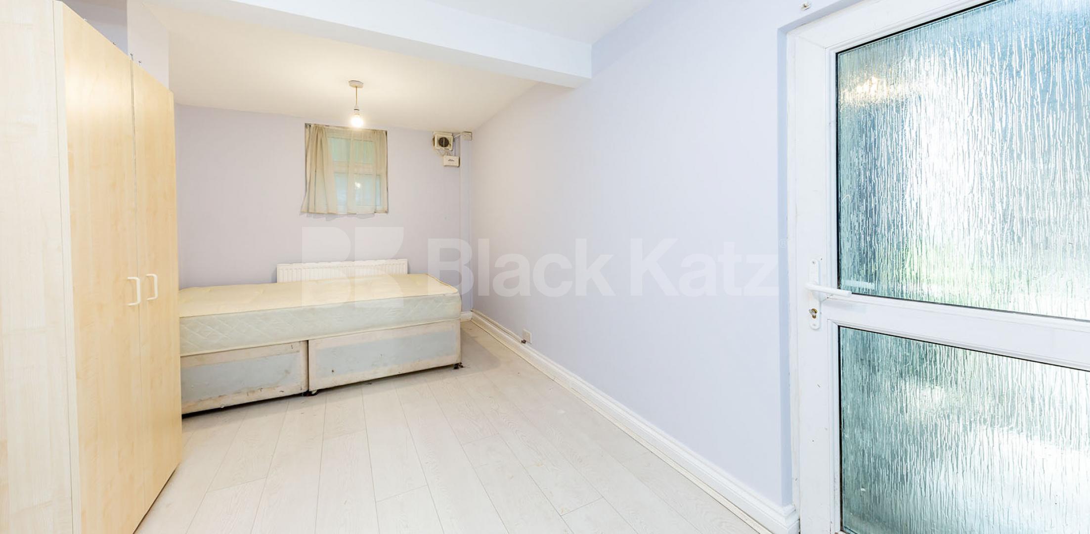 			GOOD FOR 4 SHARERS!, 3 Bedroom, 1 bath, 1 reception Apartment			 Newington Green Road, NEWINGTON GREEN-CANONBURY