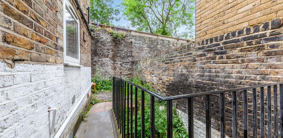 			GOOD FOR 4 SHARERS!, 3 Bedroom, 1 bath, 1 reception Apartment			 Newington Green Road, NEWINGTON GREEN-CANONBURY