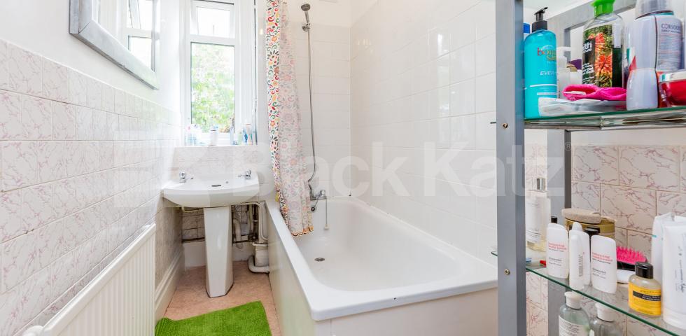 			Great Value For Money, 3 Bedroom, 1 bath, 1 reception Flat			 Edison Road, CROUCH END N8