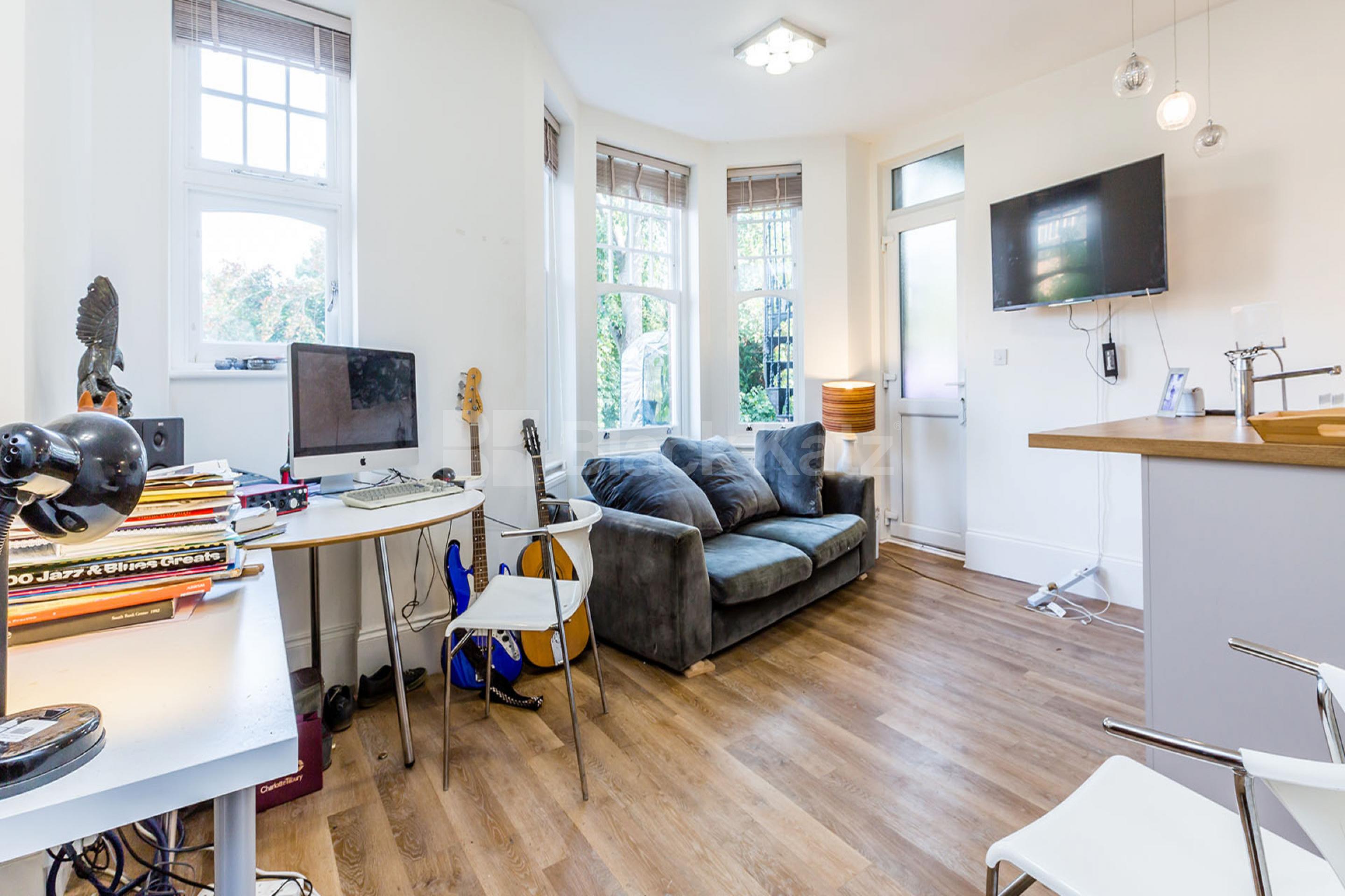 Modern 2 double bedroom property with open plan lounge with breakfast bar island Fortis Green Road, Muswell Hill N10