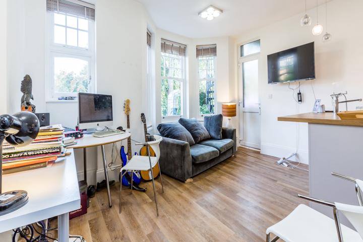 Modern 2 double bedroom property with open plan lounge with breakfast bar island Fortis Green Road, Muswell Hill