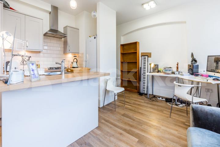 Modern 2 double bedroom property with open plan lounge with breakfast bar island Fortis Green Road, Muswell Hill