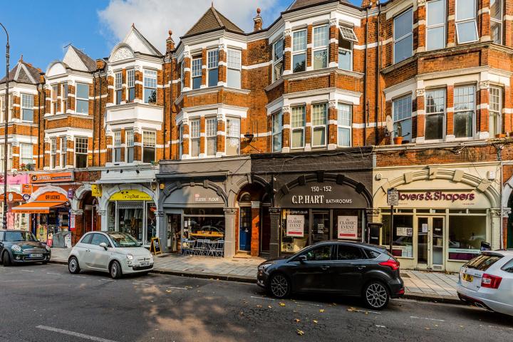 Modern 2 double bedroom property with open plan lounge with breakfast bar island Fortis Green Road, Muswell Hill