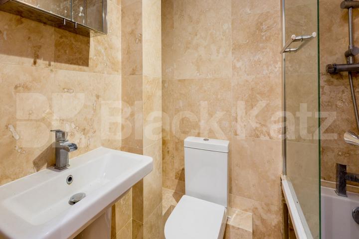 modern and spacious close to zone 2 underground Station  Hargrave Road, Archway