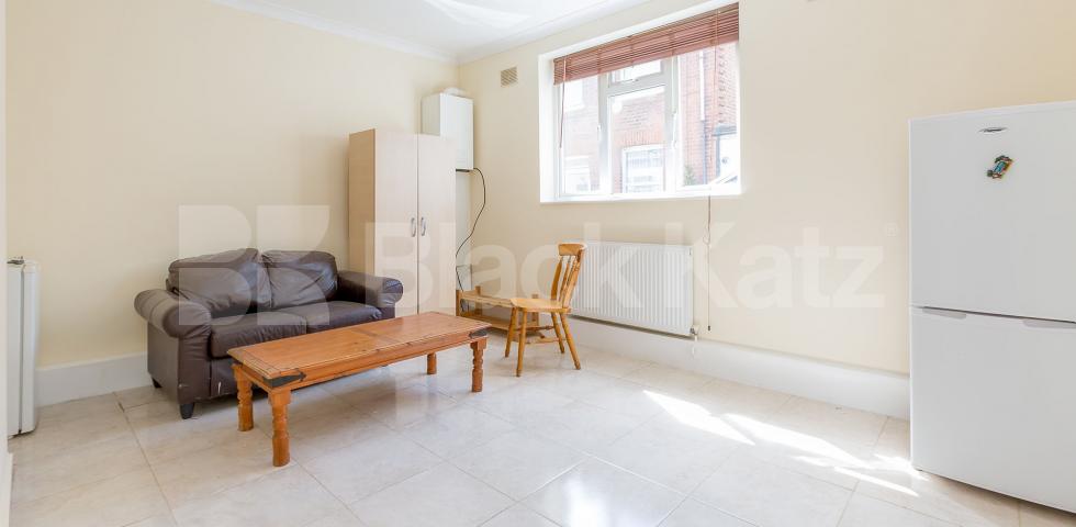 			Two Bedroom Mews Property !, 2 Bedroom, 1 bath, 1 reception Flat			 Fairfax Mews, Turnpike Lane