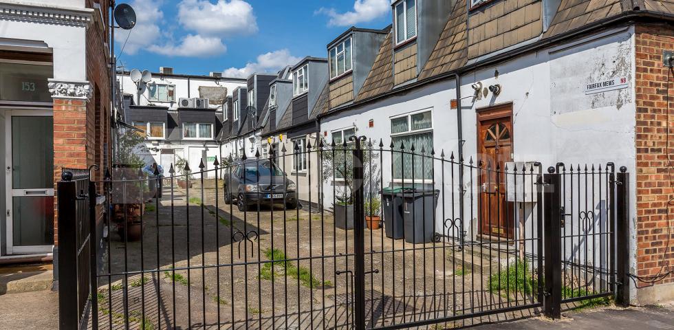 			Two Bedroom Mews Property !, 2 Bedroom, 1 bath, 1 reception Flat			 Fairfax Mews, Turnpike Lane