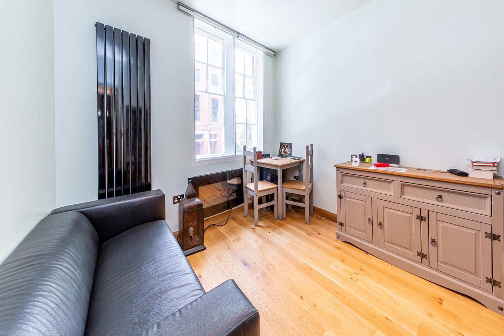 A lovely cosy one bedroom flat on the 1st floor in a small private block Kings Cross Road, Kings Cross