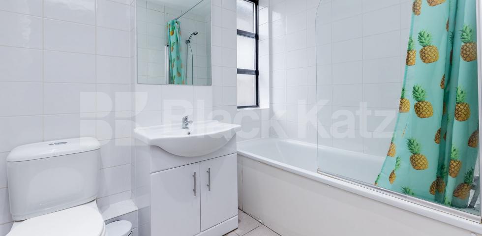 			AMAZING LARGE SPLIT LEVEL TWO BED!, 2 Bedroom, 1 bath, 1 reception Flat			 Hertslet Road, HOLLOWAY