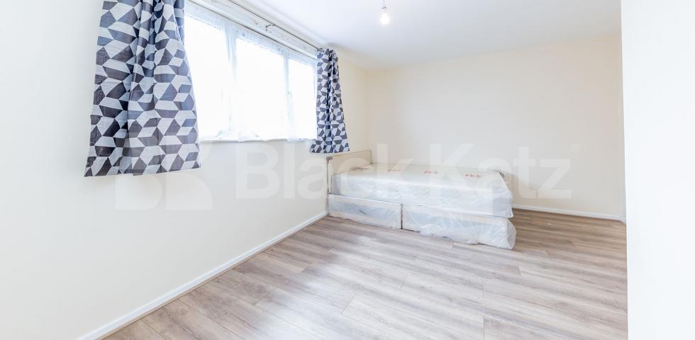 			GOOD FOR 3 SHARERS!, 3 Bedroom, 1 bath, 1 reception Maisonette			 Corporation Street , CALEDONIAN ROAD