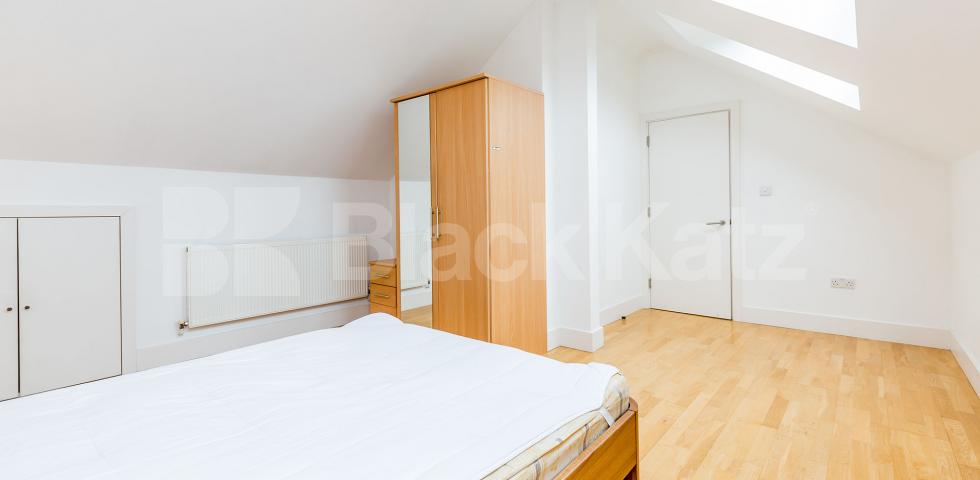 			AMAZING LARGE SPLIT LEVEL TWO BED!, 2 Bedroom, 1 bath, 1 reception Flat			 Hertslet Road, HOLLOWAY