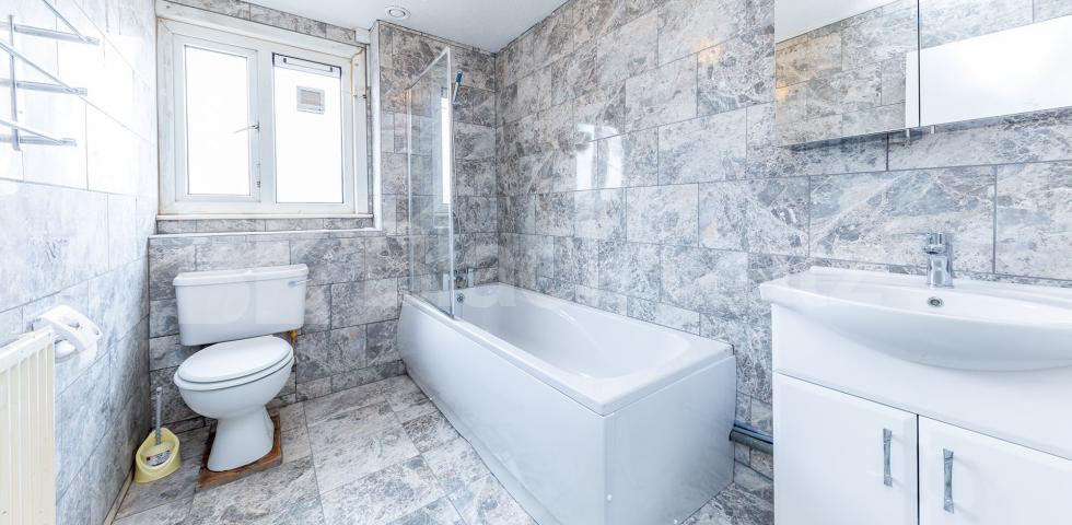 			GOOD FOR 3 SHARERS!, 3 Bedroom, 1 bath, 1 reception Maisonette			 Corporation Street , CALEDONIAN ROAD