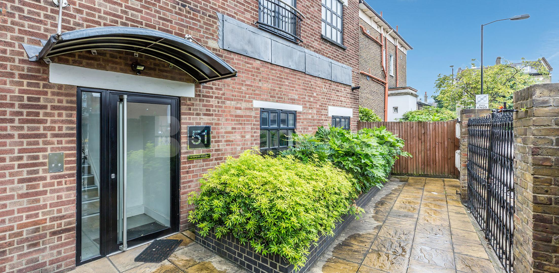 			AMAZING LARGE SPLIT LEVEL TWO BED!, 2 Bedroom, 1 bath, 1 reception Flat			 Hertslet Road, HOLLOWAY