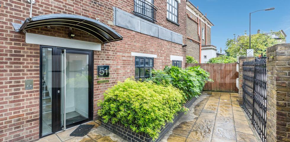 			AMAZING LARGE SPLIT LEVEL TWO BED!, 2 Bedroom, 1 bath, 1 reception Flat			 Hertslet Road, HOLLOWAY