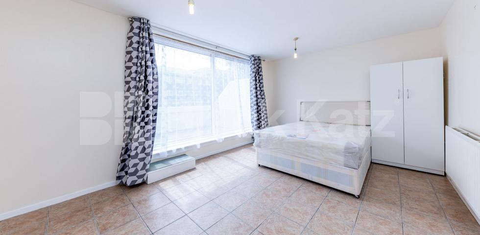 			GOOD FOR 3 SHARERS!, 2 Bedroom, 1 bath, 1 reception Maisonette			 Corporation Street , CALEDONIAN ROAD