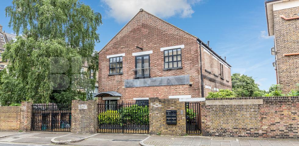 			AMAZING LARGE SPLIT LEVEL TWO BED!, 2 Bedroom, 1 bath, 1 reception Flat			 Hertslet Road, HOLLOWAY