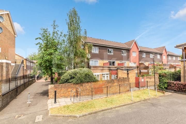 Spacious 3 Bedroom Home with Modern Interiors on Corporation Road N7 Corporation Street , Caledonian Road