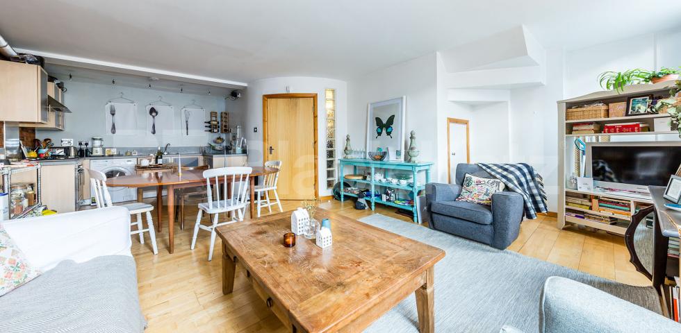 			SPACIOUS WAREHOUSE CONVERSION, 1 Bedroom, 1 bath, 1 reception Flat			 Dove Road, ISLINGTON/CANONBURY N1