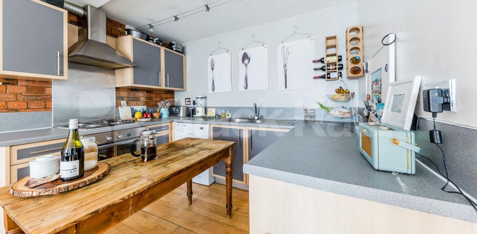 			SPACIOUS WAREHOUSE CONVERSION, 1 Bedroom, 1 bath, 1 reception Flat			 Dove Road, ISLINGTON/CANONBURY N1