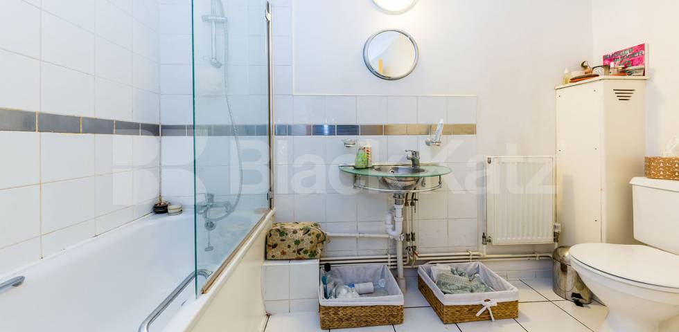 			SPACIOUS WAREHOUSE CONVERSION, 1 Bedroom, 1 bath, 1 reception Flat			 Dove Road, ISLINGTON/CANONBURY N1