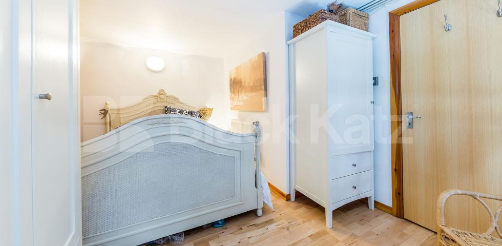 			SPACIOUS WAREHOUSE CONVERSION, 1 Bedroom, 1 bath, 1 reception Flat			 Dove Road, ISLINGTON/CANONBURY N1