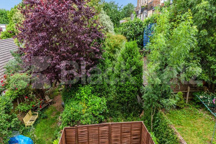 6 bedroom 2 bathroom  private garden and a balcony one not to miss Hazellville Road, Archway 