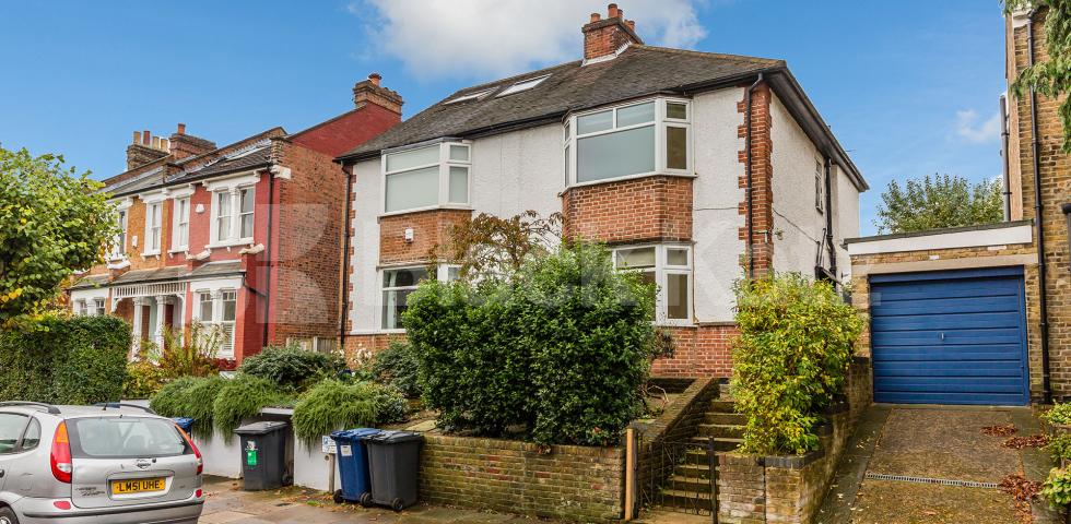 			Beautiful House On Quiet Road ! , 3 Bedroom, 1 bath, 1 reception House			 Bedford Road, East Finchley