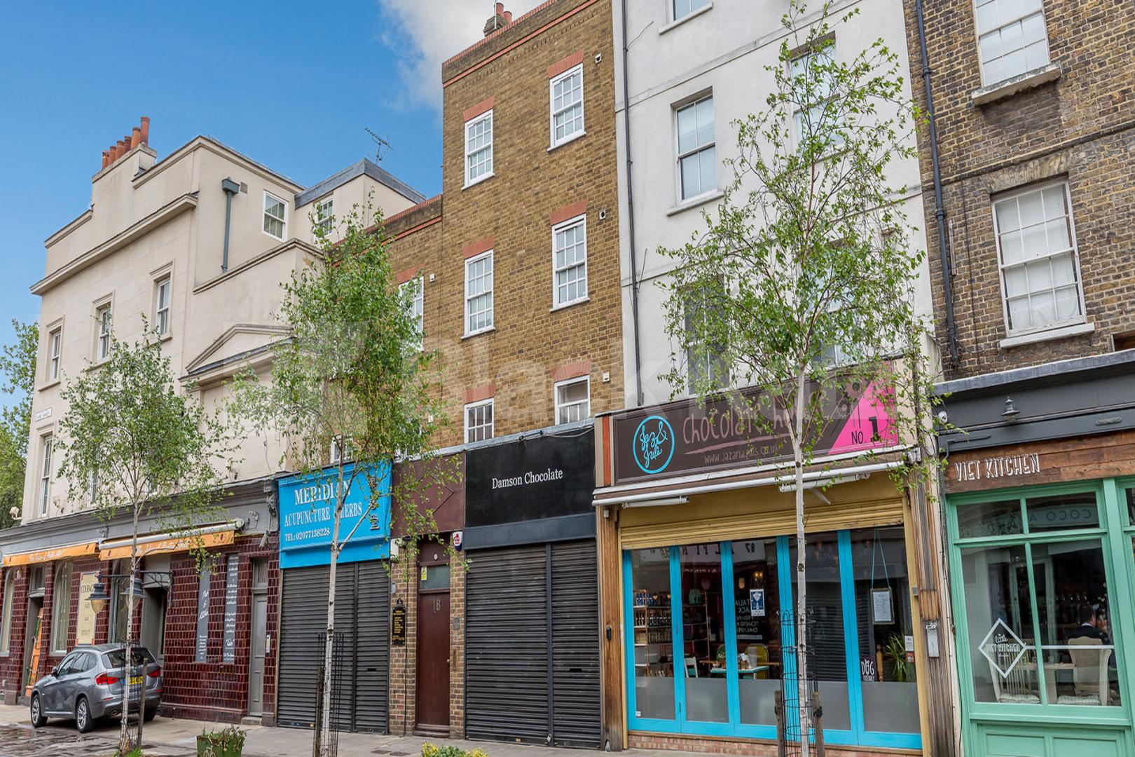 Arranged over 2 floors is this modern 2 bedroom 1 bathroom in Angel Chapel Market, Angel