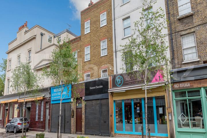 Arranged over 2 floors is this modern 2 bedroom 1 bathroom in Angel Chapel Market, Angel