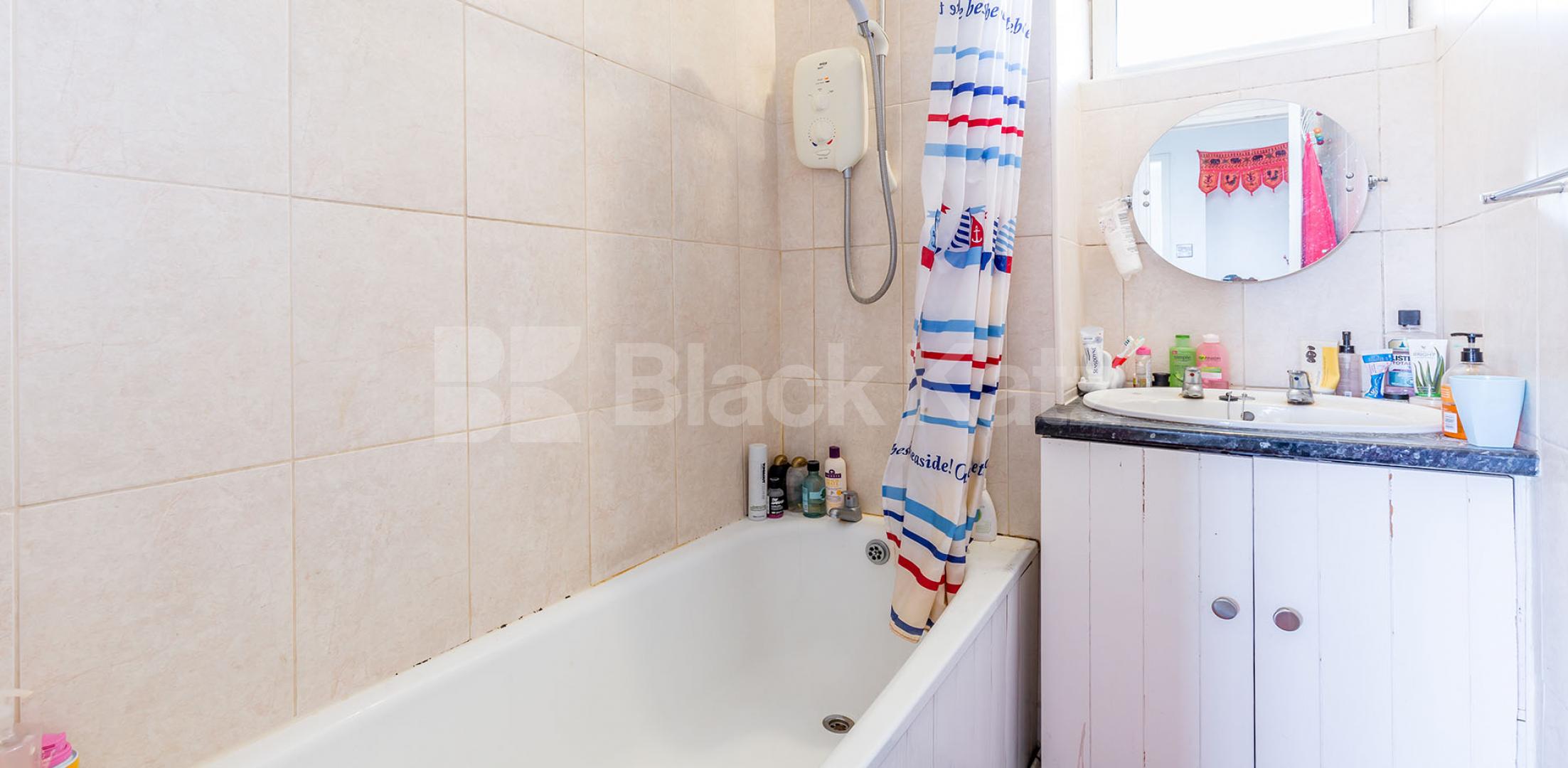 Sandwiched between Angel and Kings cross making it perfect for commuter. Collier Street, Angel / Kings Cross