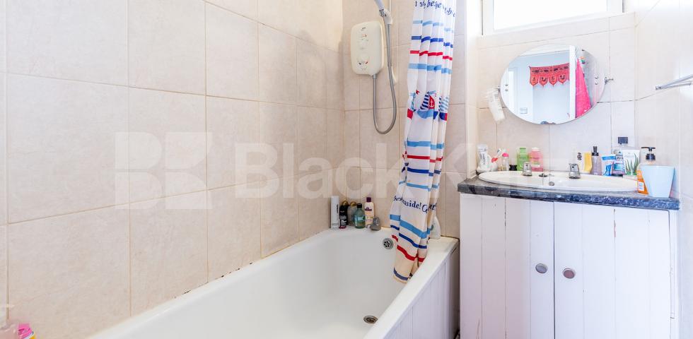 Sandwiched between Angel and Kings cross making it perfect for commuter. Collier Street, Angel / Kings Cross