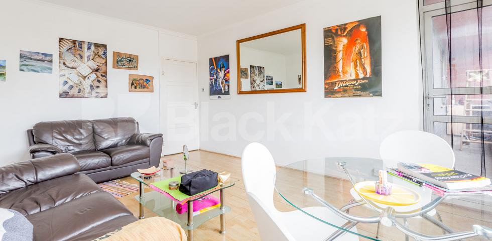 Sandwiched between Angel and Kings cross making it perfect for commuter. Collier Street, Angel / Kings Cross