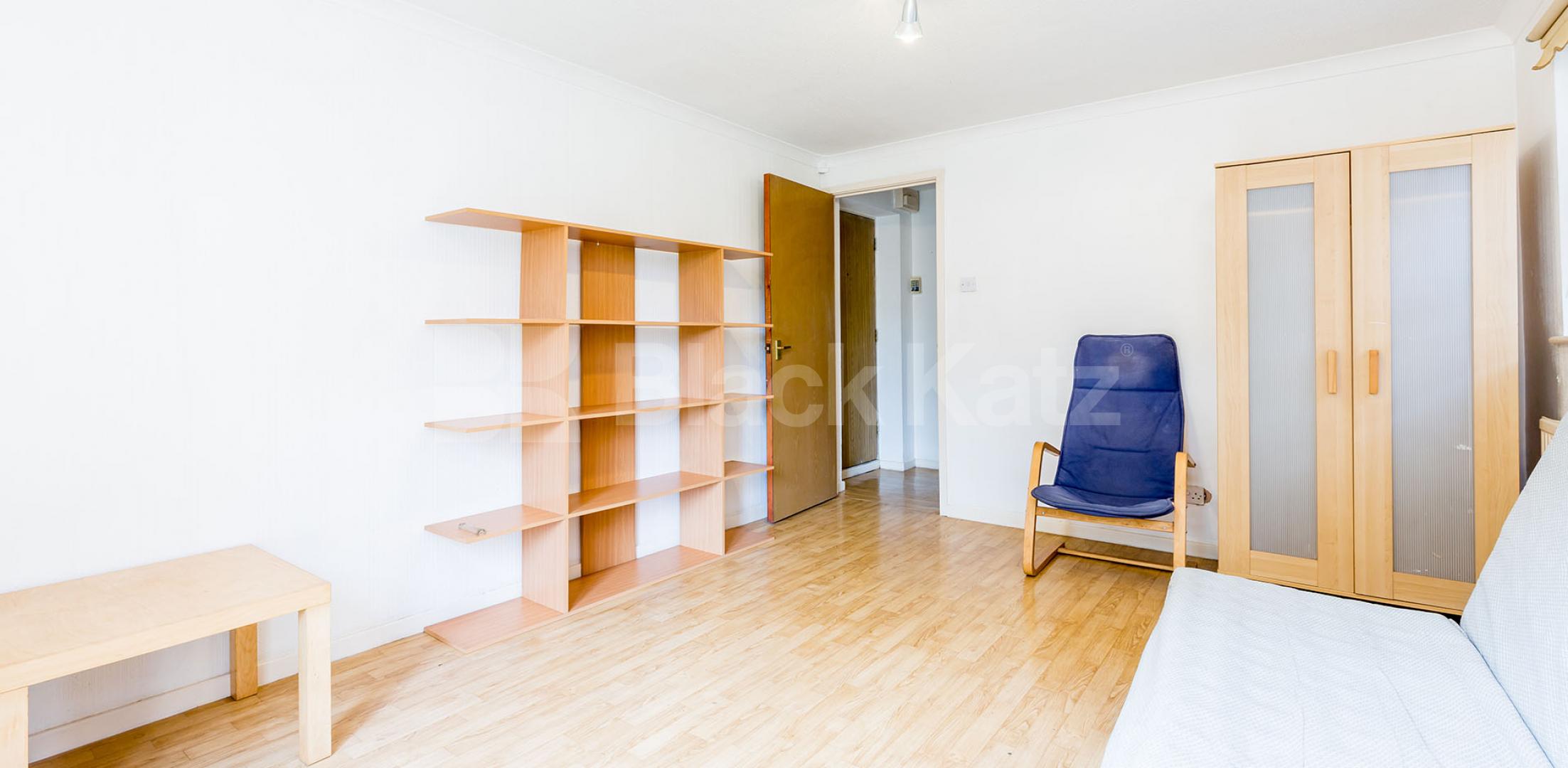 Charming 1 Bed Flat with Wooden Flooring in Private Gated Close Moriatry Close, Holloway