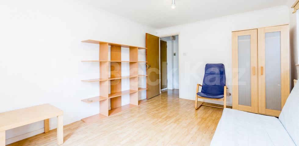 Charming 1 Bed Flat with Wooden Flooring in Private Gated Close Moriatry Close, Holloway