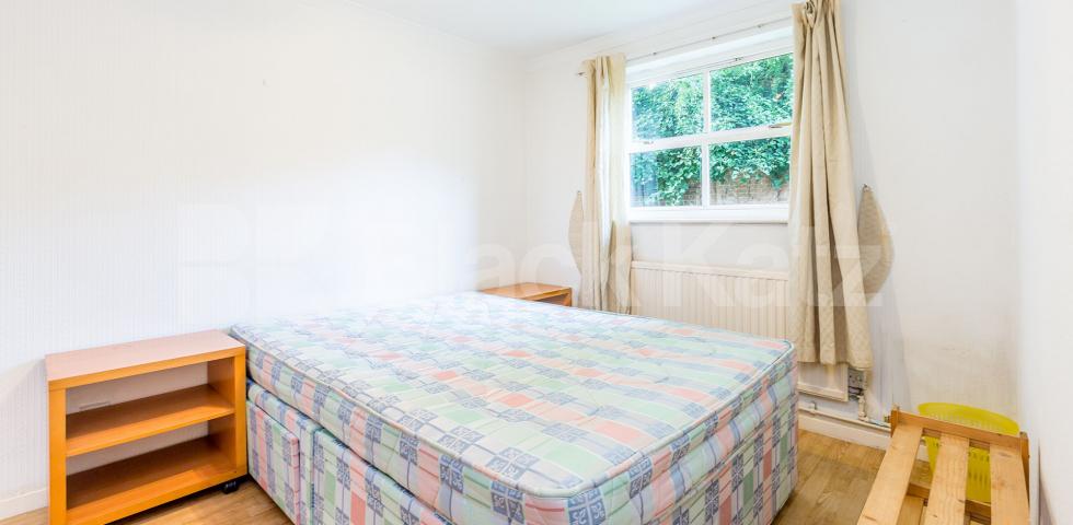 Charming 1 Bed Flat with Wooden Flooring in Private Gated Close Moriatry Close, Holloway
