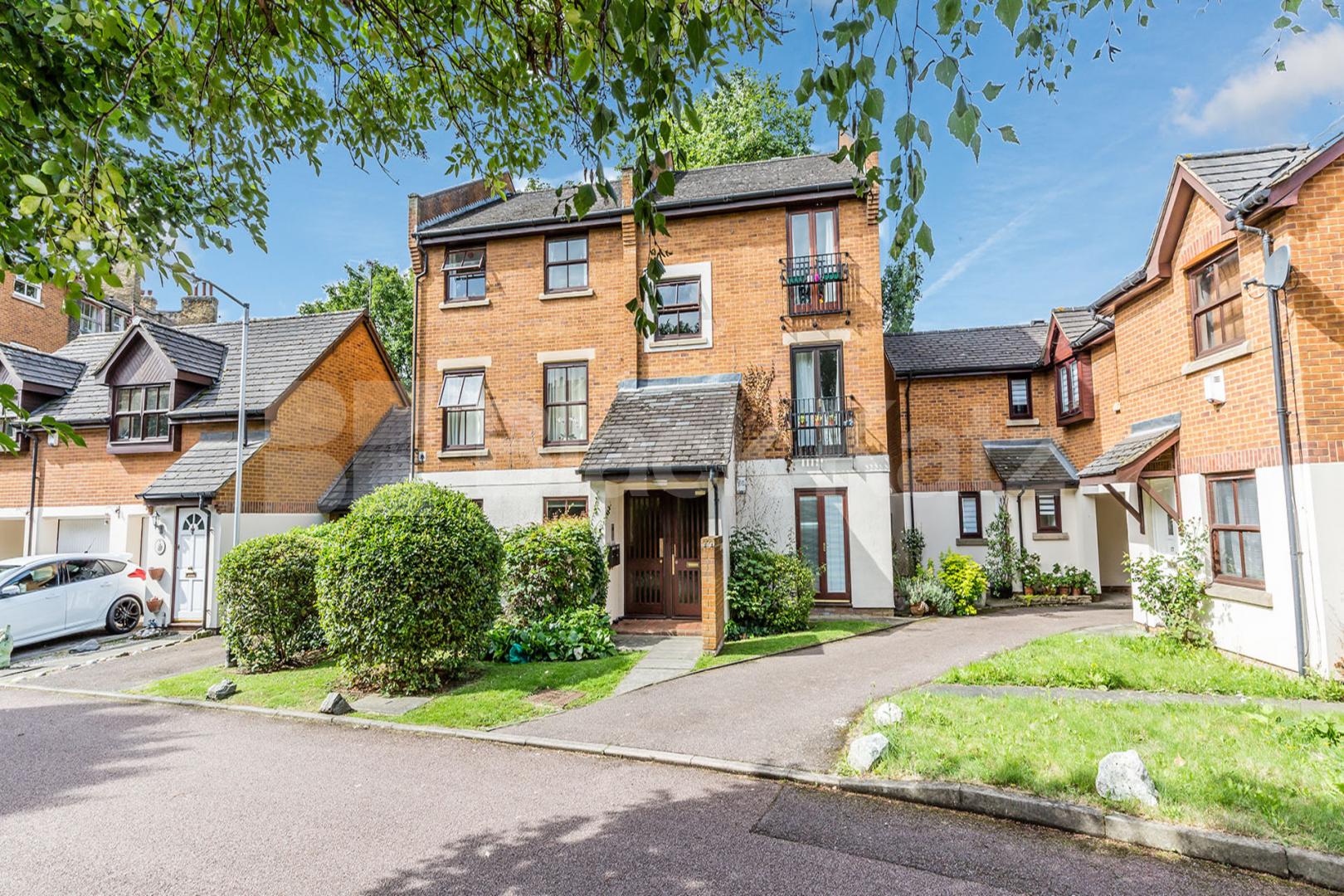 Modern 1 bedroom property within a gated development in Camden Moriatry Close, Holloway