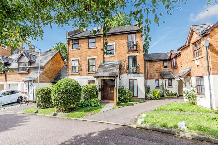 Modern 1 bedroom property within a gated development in Camden Moriatry Close, Holloway