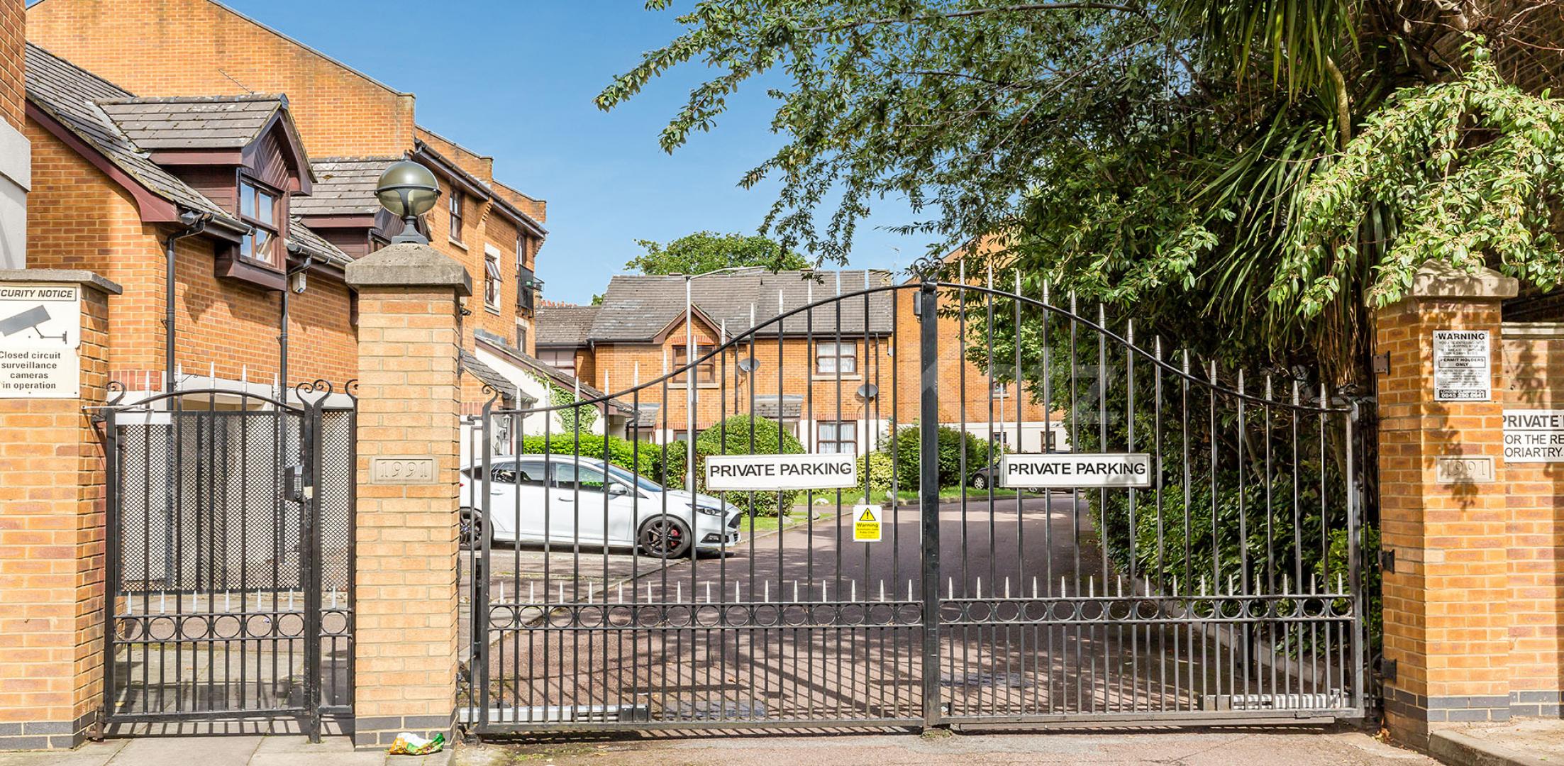 Charming 1 Bed Flat with Wooden Flooring in Private Gated Close Moriatry Close, Holloway