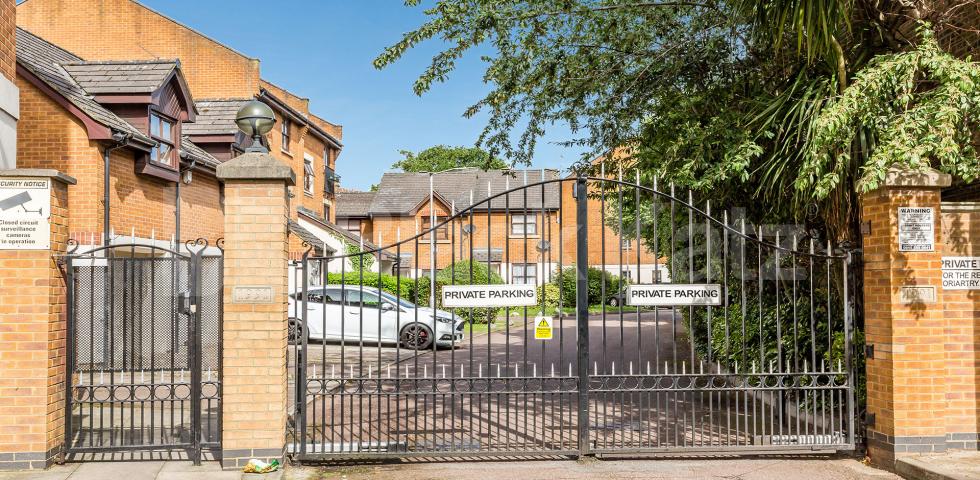 Charming 1 Bed Flat with Wooden Flooring in Private Gated Close Moriatry Close, Holloway