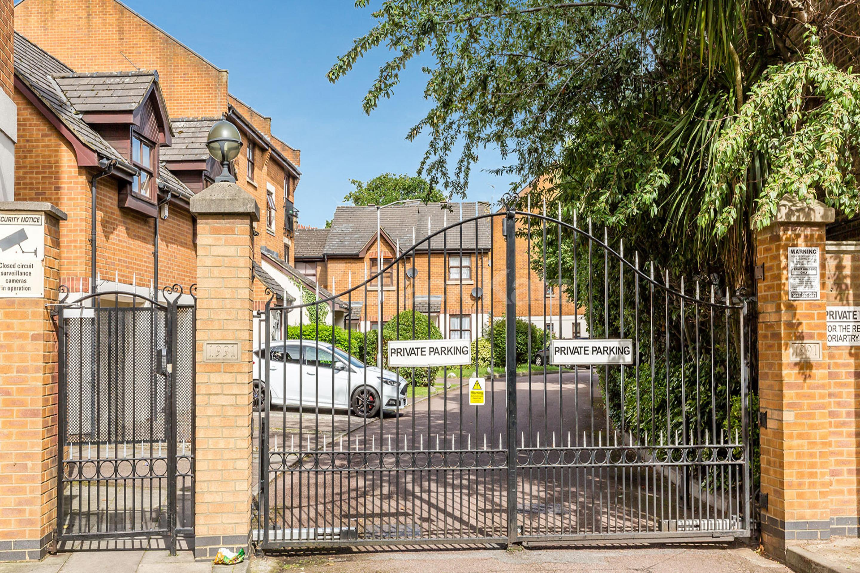 Modern 1 bedroom property within a gated development in Camden Moriatry Close, Holloway N7