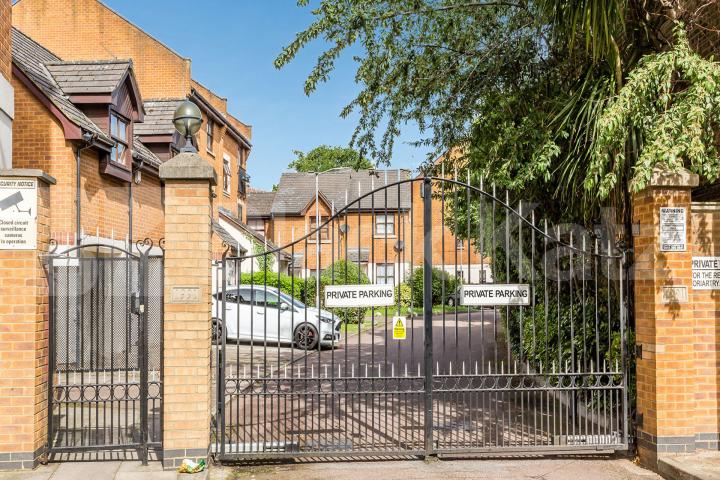 Modern 1 bedroom property within a gated development in Camden Moriatry Close, Holloway