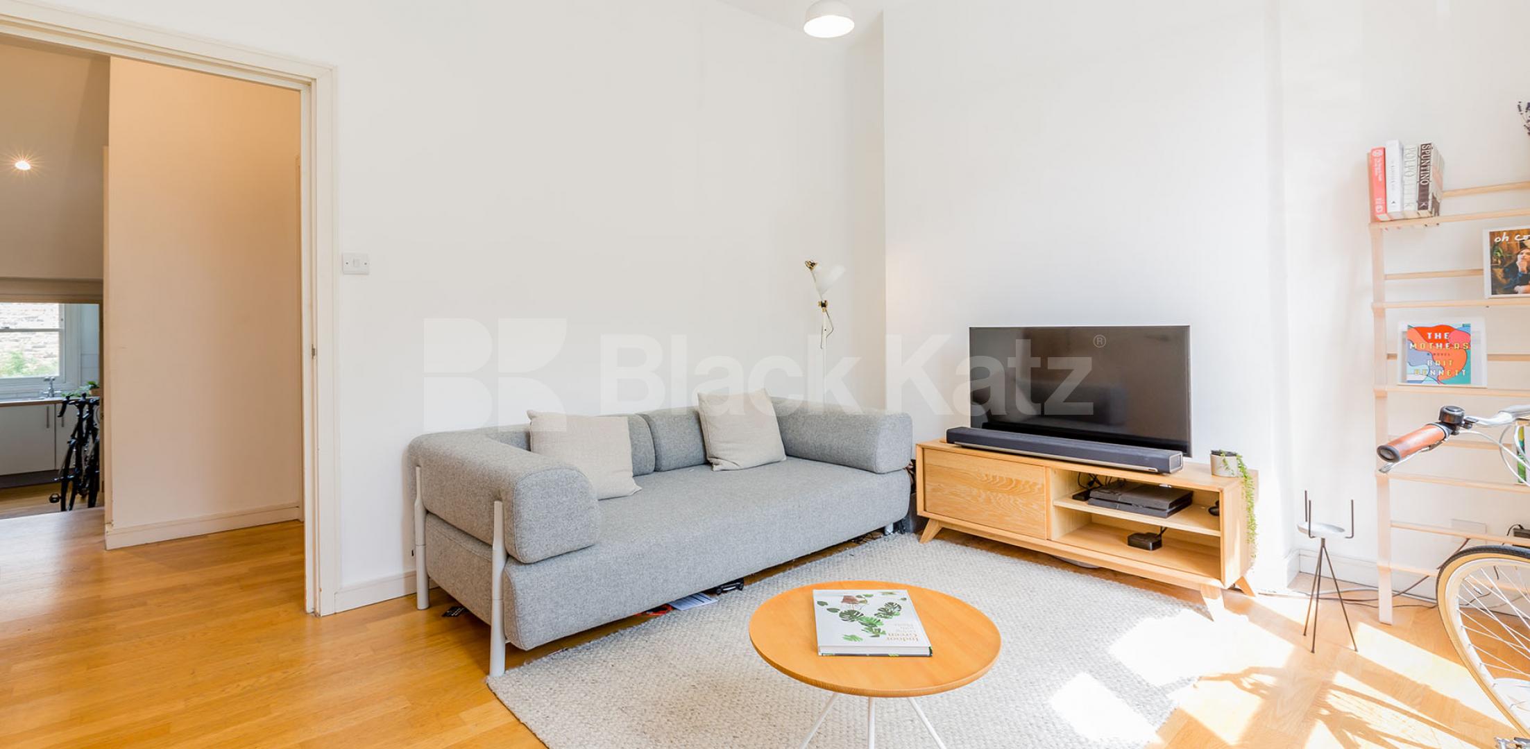 			BEAUTIFUL PERIOD CONVERSION, 1 Bedroom, 1 bath, 1 reception Flat			 Crowland Terrace, CANONBURY-ISLINGTON