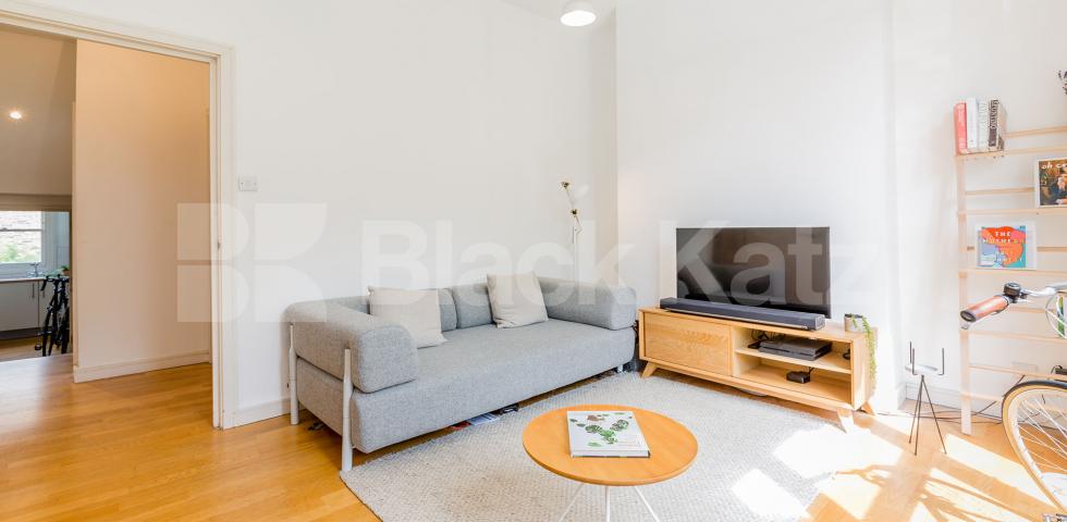 			BEAUTIFUL PERIOD CONVERSION, 1 Bedroom, 1 bath, 1 reception Flat			 Crowland Terrace, CANONBURY-ISLINGTON