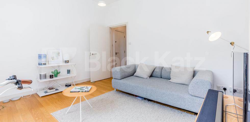 			2 Bedroom, 1 bath, 1 reception Apartment			 Victoria road, FINSBURY PARK