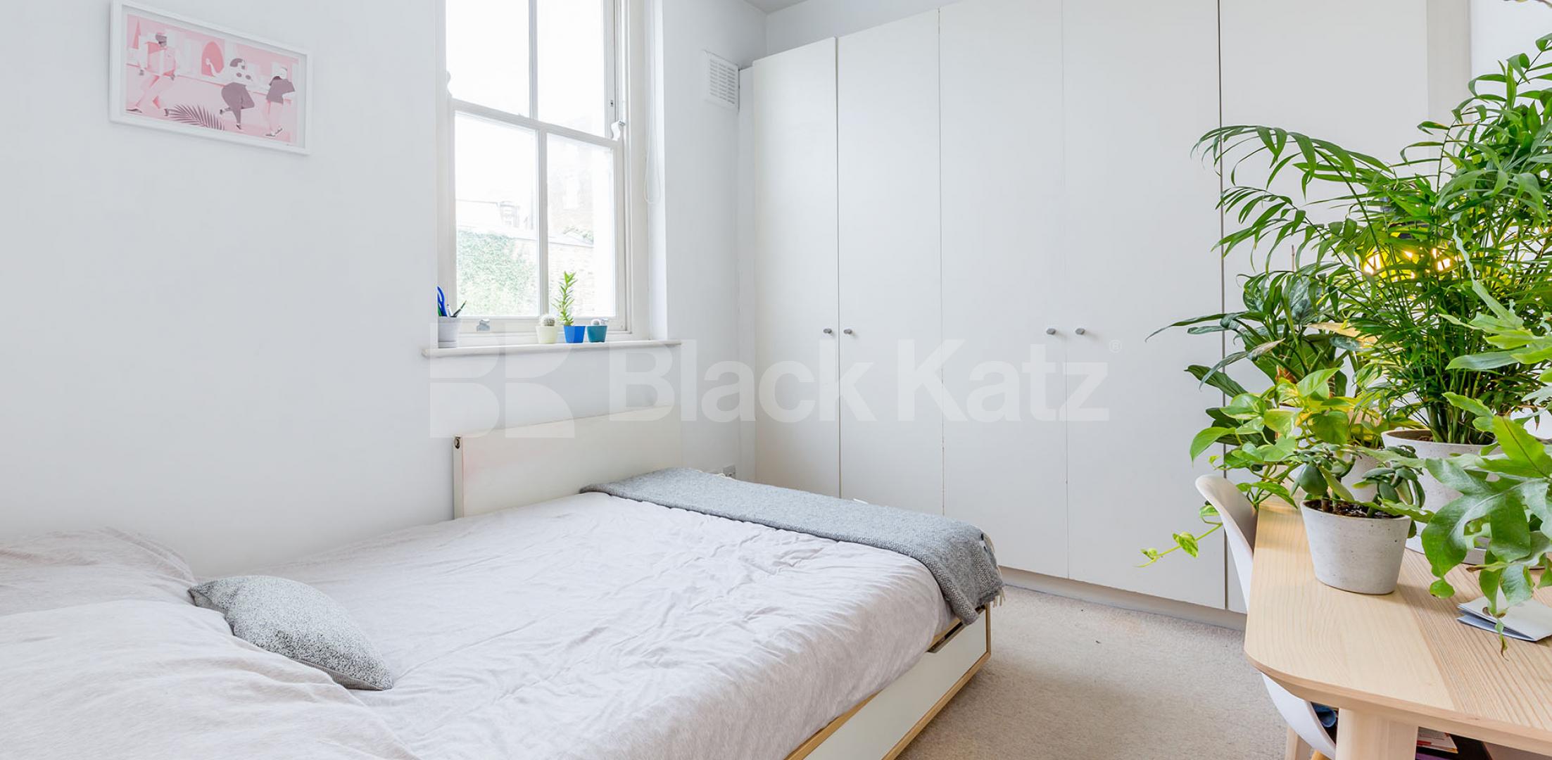 			BEAUTIFUL PERIOD CONVERSION, 1 Bedroom, 1 bath, 1 reception Flat			 Crowland Terrace, CANONBURY-ISLINGTON