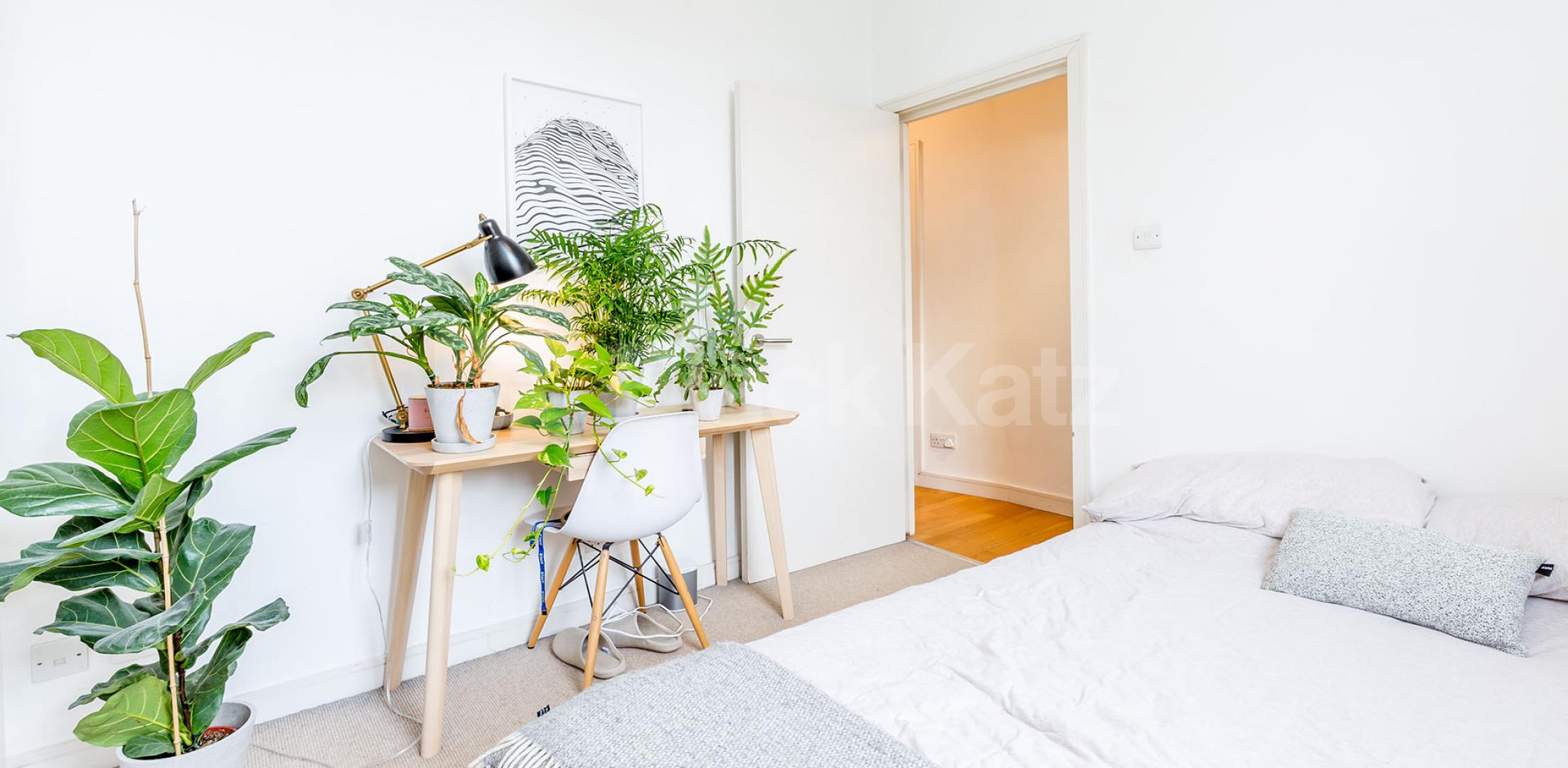 			BEAUTIFUL PERIOD CONVERSION, 1 Bedroom, 1 bath, 1 reception Flat			 Crowland Terrace, CANONBURY-ISLINGTON