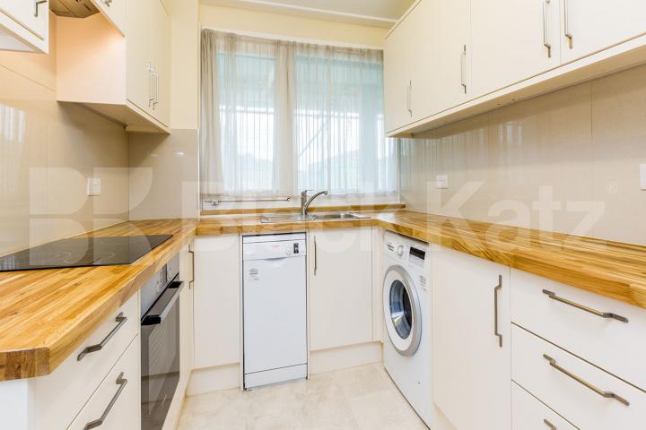 Arranged over 2 floors with 3 double bedrooms close to Kings cross Twyford Street, Kings Cross / Caledonian 