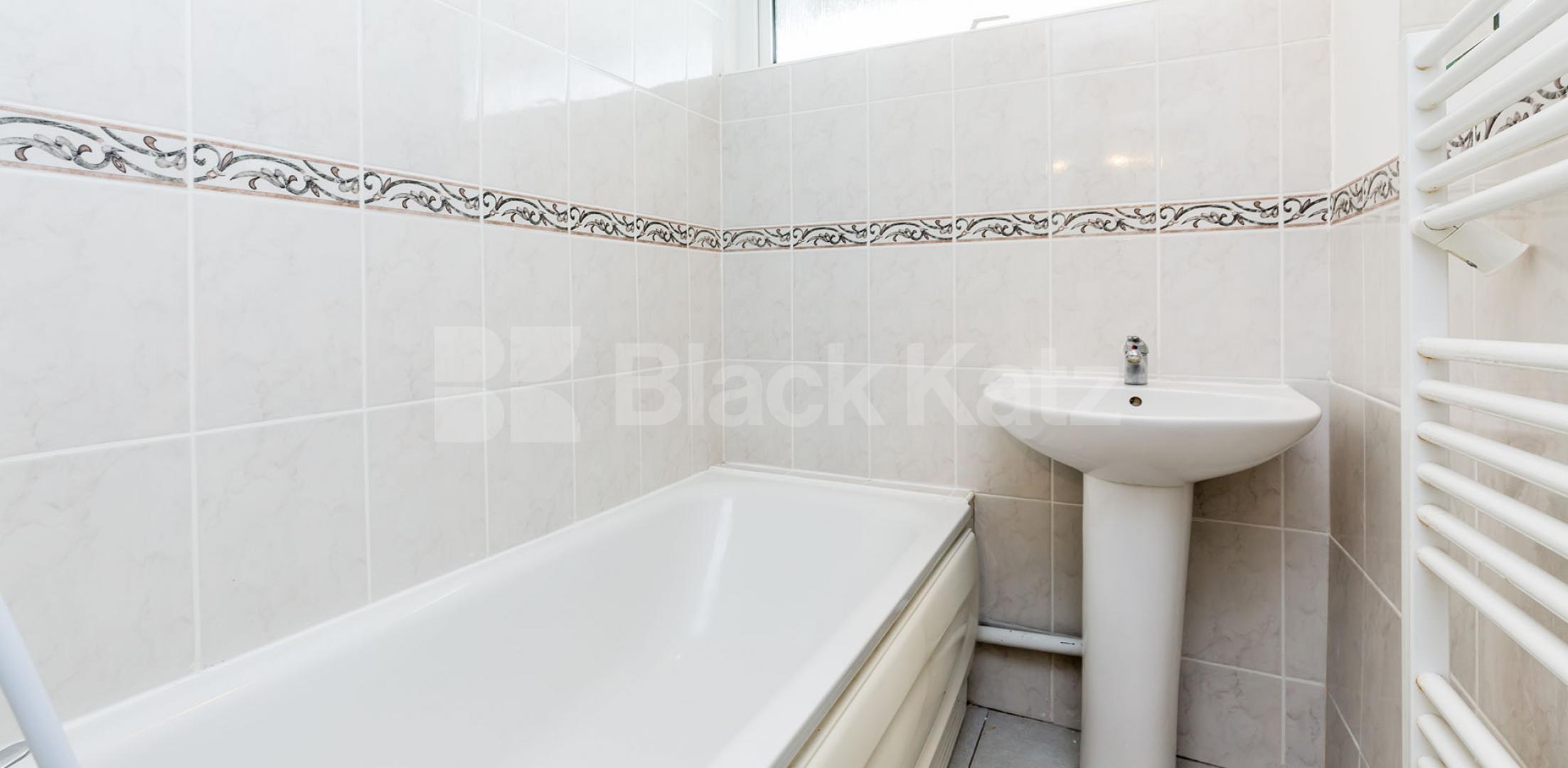 			SPACIOUS 3 BEDROOM FLAT BY KING'S CROSS, 3 Bedroom, 1 bath, 1 reception Flat			 Twyford Street, KING'S CROSS-CALEDONIAN ROAD