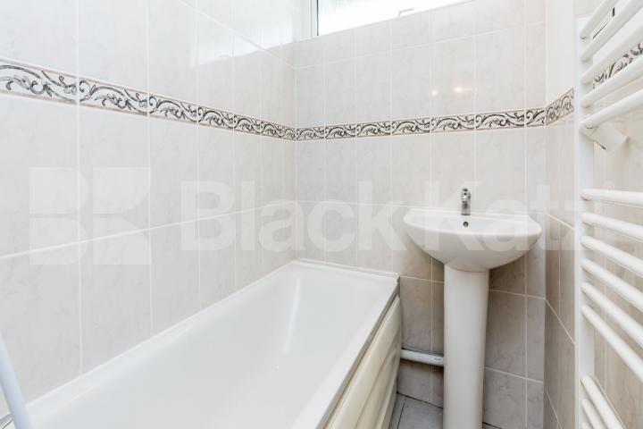 Arranged over 2 floors with 3 double bedrooms close to Kings cross Twyford Street, Kings Cross / Caledonian 
