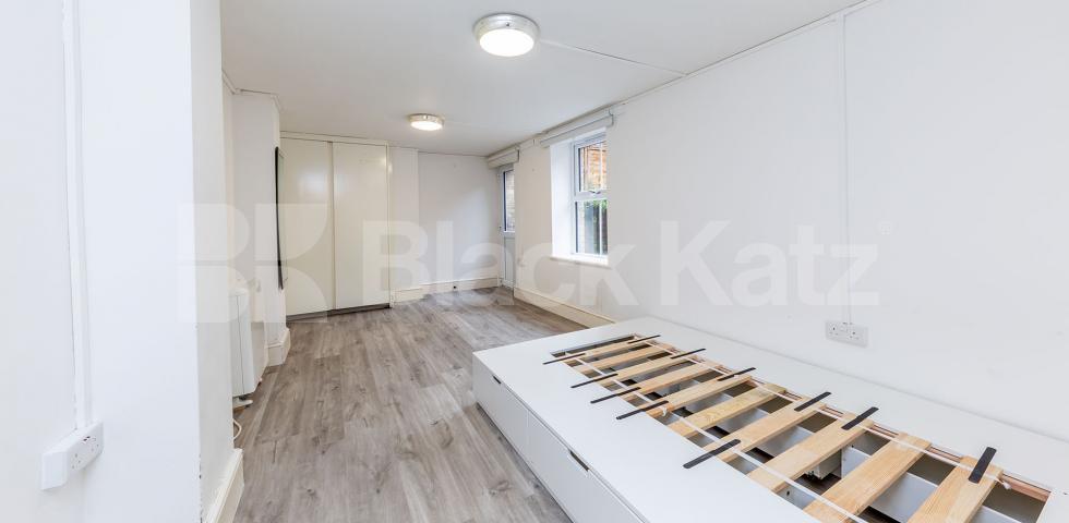Studio Apartment, 1 bath, 1 reception Studio			 Springdale Road, STOKE NEWINGTON